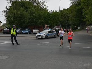 Zabezpieczenie skrzyżowania przez policjanta z drogówki.