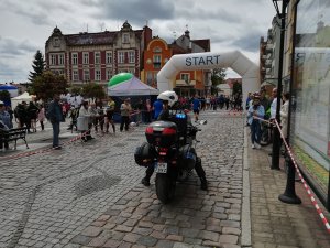 Policjant na motocyklu podczas zabezpieczenia biegu.