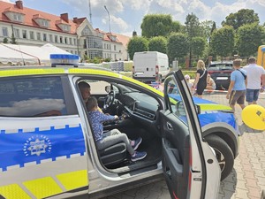 Policjanci prezentują najnowszy radiowóz i wyposażenie do służby na festynie