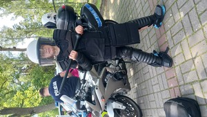 Dzieci oglądają policyjny sprzęt - motocykle