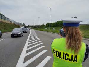 policjantka mierząca prędkość