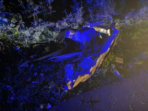 Tragiczny wypadek w Rzeczenicy. Policjanci pracowali na miejscu śmiertelnego drogowego zdarzenia.