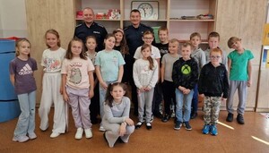 na załączonych zdjęciach widoczni są dwaj umundurowani policjanci - dzielnicowi i dzieci.