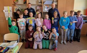 na załączonych zdjęciach widoczni są dwaj umundurowani policjanci - dzielnicowi i dzieci.