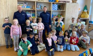 na załączonych zdjęciach widoczni są dwaj umundurowani policjanci - dzielnicowi i dzieci.