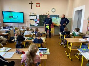 na załączonych zdjęciach widoczni są dwaj umundurowani policjanci - dzielnicowi i dzieci.