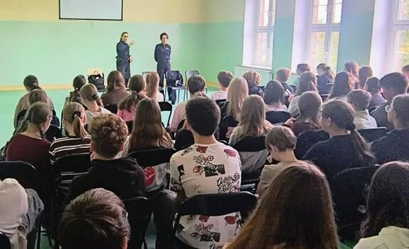 na zdjęciach widoczne są dwie umundurowane policjantki, które stoją przed grupą młodzieży