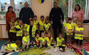 Dzielnicowi wśród najmłodszych. Rozmawiali o bezpieczeństwie. Na załączonych zdjęciach widoczni są umundurowani policjanci wśród dzieci, zdjęcia wykonywane są w sali- klasie, i na dworze.