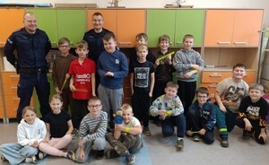 Dzielnicowi wśród najmłodszych. Rozmawiali o bezpieczeństwie. Na załączonych zdjęciach widoczni są umundurowani policjanci wśród dzieci, zdjęcia wykonywane są w sali- klasie, i na dworze.